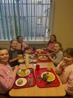 Dinner time!!!!!🍑🍔🍕